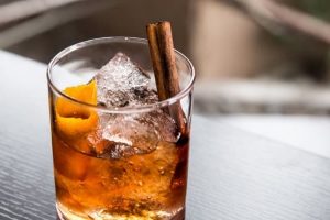 Cómo preparar un cóctel Old Fashioned como un experto