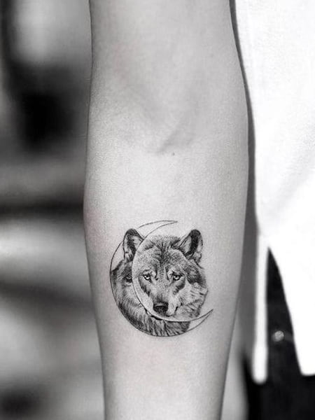 20 Diseños de tatuajes de luna para mujeres 13 Tatuaje de lobo y luna