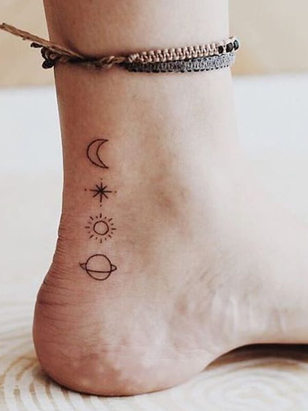20 Diseños de tatuajes de luna para mujeres 11 Tatuaje de luna simple en el tobillo