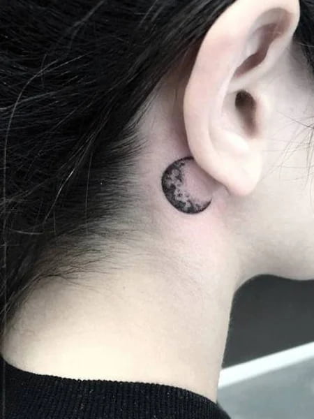 20 Diseños de tatuajes de luna para mujeres 3 Tatuaje de media luna detrás de la oreja