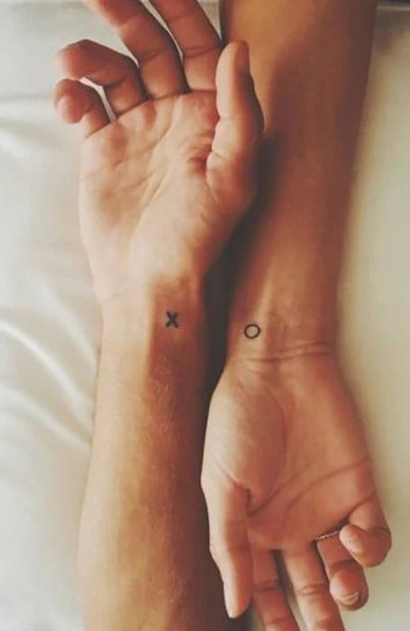 34 Diseños de Tatuajes de Parejas con Significado 36 Tatuaje minimalista de pareja