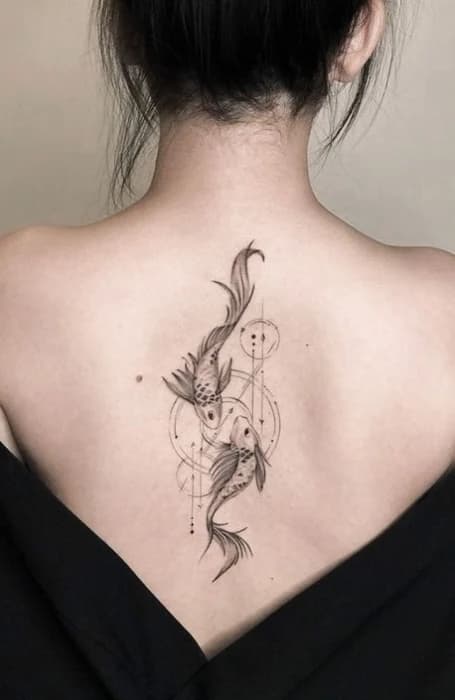 30 Ideas de tatuajes únicos que te encantarán 45 Tatuaje único en la columna vertebral peces