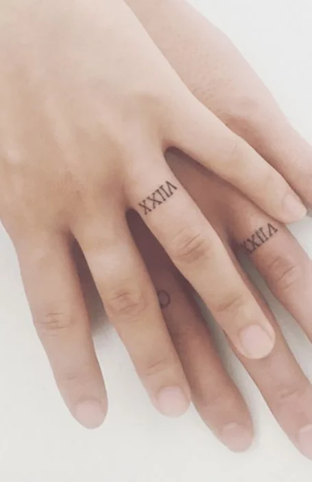 34 Diseños de Tatuajes de Parejas con Significado 7 Tatuajes de anillos en el dedo