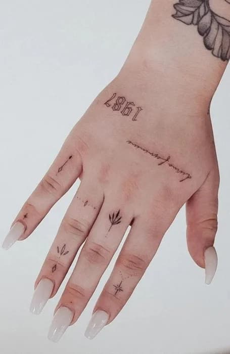 30 Ideas de tatuajes únicos que te encantarán 29 Tatuajes únicos en las manos letras