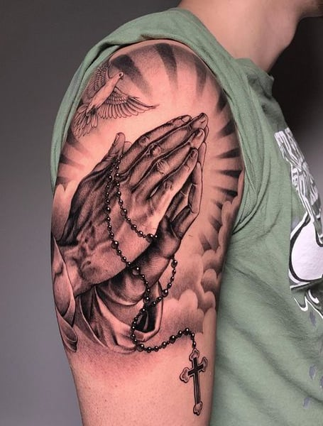 Tatuaje de manos en oración