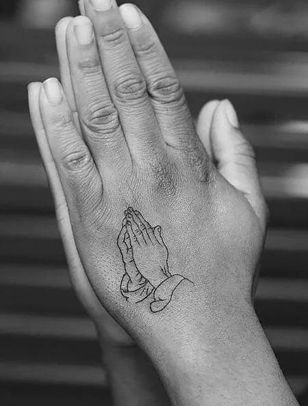 Tatuaje de manos en oración para hombres