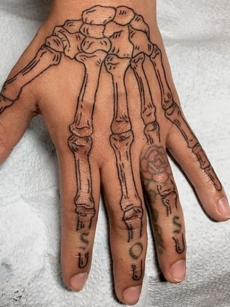 Tatuaje de mano de esqueleto