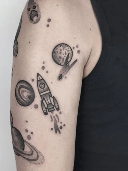 Tatuaje espacial para hombres