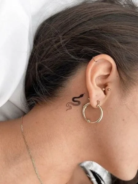 Tatuajes de mujeres detrás de la oreja