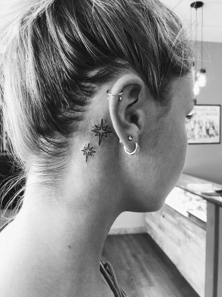 Tatuajes detrás de la oreja para mujeres