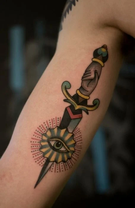 Tatuaje de daga para hombres