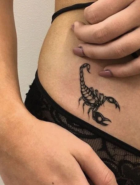 Tatuajes de escorpión para mujeres