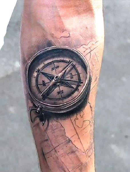 Tatuaje de brújula náutica