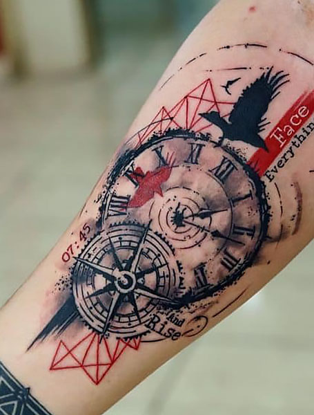 Tatuaje de reloj de brújula