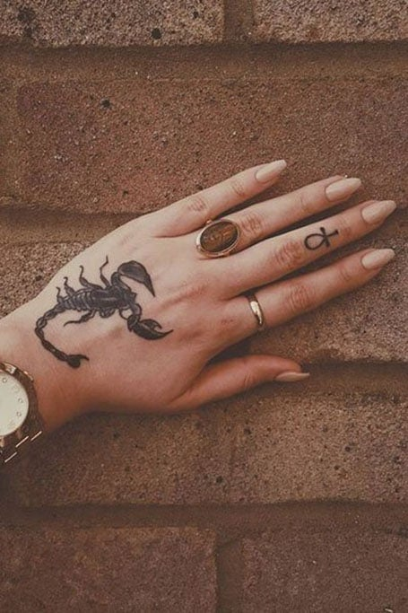 Tatuajes para mujeres de escorpión