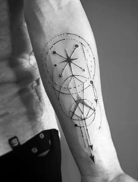 Tatuaje de brújula geométrica