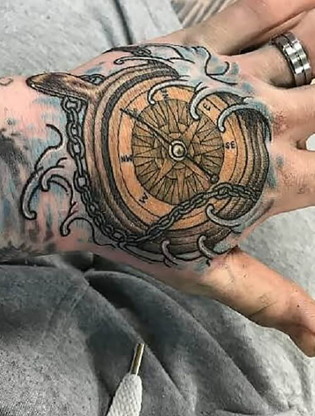 Tatuaje de brújula en la mano