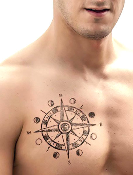 Tatuaje de brújula en el pecho