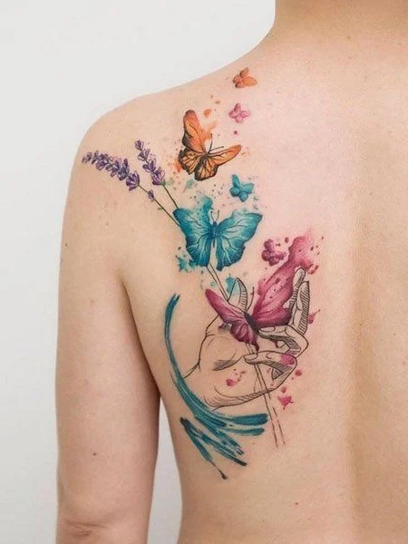 Tatuaje de mariposa en acuarela
