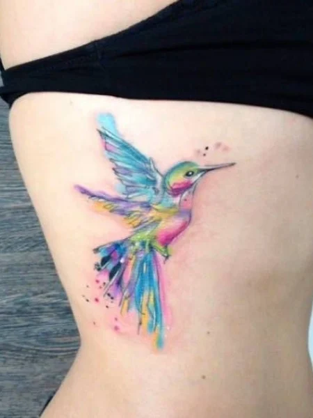 Tatuaje de colibrí en acuarela
