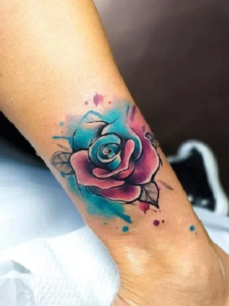 Tatuaje de flor de rosa en acuarela