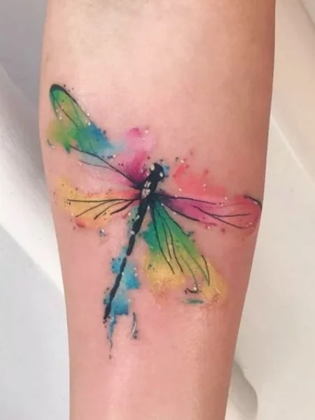 Tatuaje de libélula en acuarela