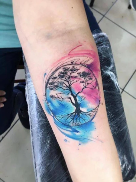 Tatuaje de árbol de acuarela