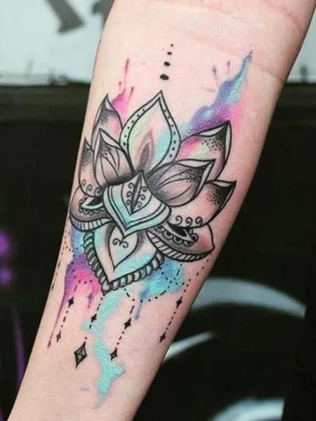 Tatuaje de loto en acuarela