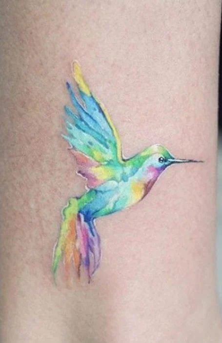 Tatuaje de pájaro en acuarela para mujeres
