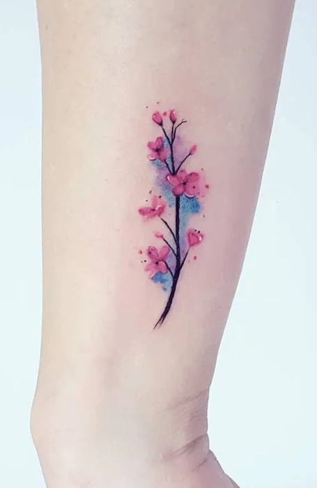 Tatuaje de flor de cerezo en acuarela