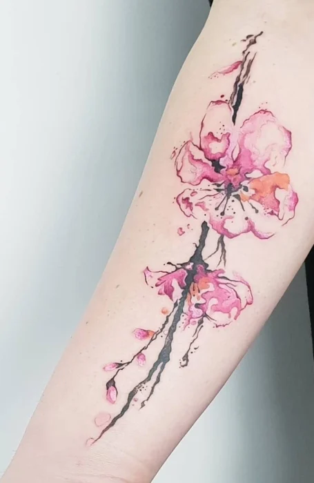 Tatuaje de flor de cerezo en acuarela para mujeres