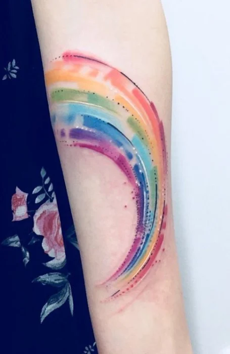 Tatuaje de arcoíris en acuarela
