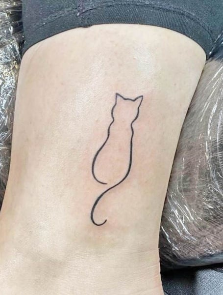 Tatuaje de contorno de gato