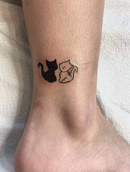 Tatuaje de gato pequeño