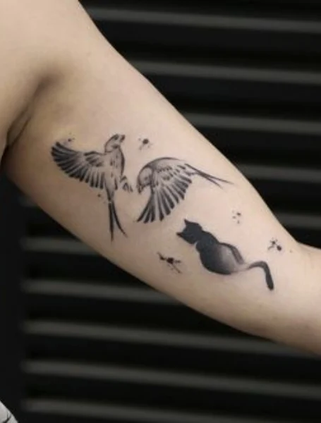 Tatuaje de gato y pájaro