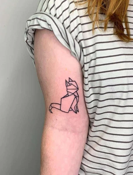 Tatuaje de gato geométrico