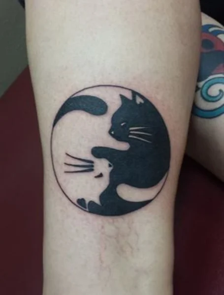 Tatuaje de gato Yin Yang