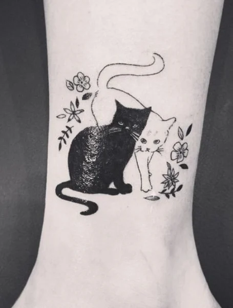 Tatuaje de gato blanco y negro para mujeres