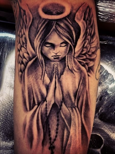 Tatuaje de ángel rezando