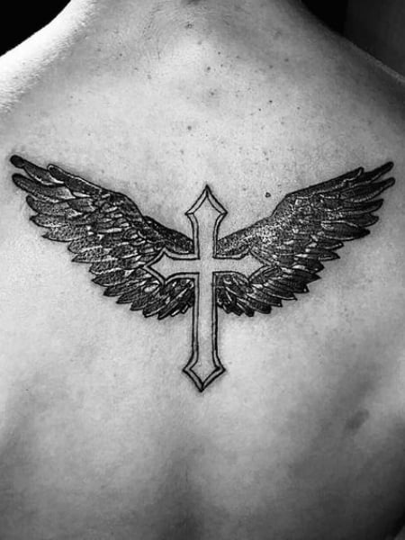 Cruz con tatuaje de alas de ángel