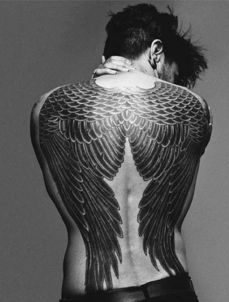Diseño de alas de ángel tatuado en la espalda.