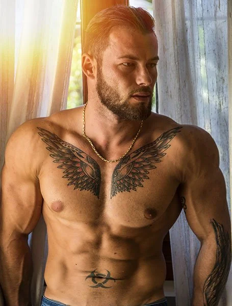 Tatuaje de alas de ángel en el área del pecho para hombres