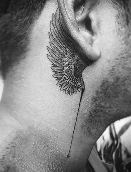 Tatuaje con alas de ángel ubicado tras la oreja para hombres