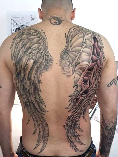 Tatuaje de alas de ángel y demonio