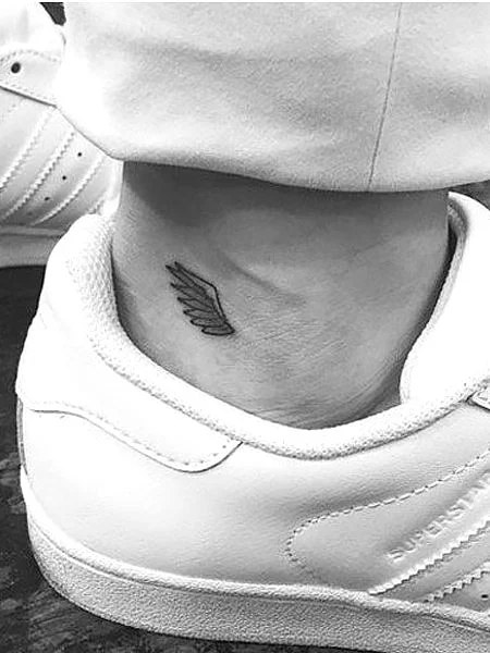 Tatuaje pequeño de alas de ángel