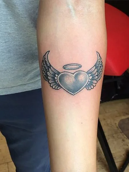Tatuaje con corazón y alas de ángel