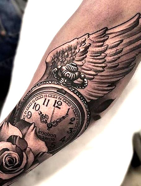 Tatuaje de rosa con alas de ángel