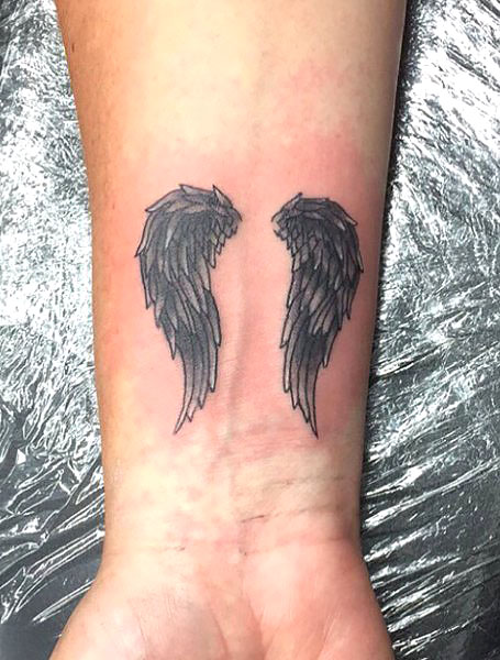 Tatuaje de muñeca con alas de ángel