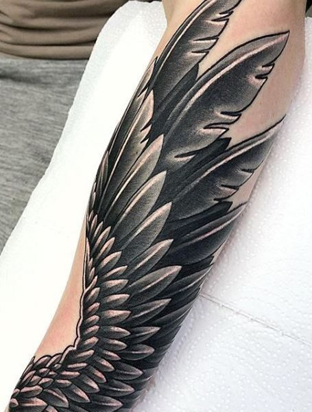 Tatuaje de antebrazo de alas de ángel
