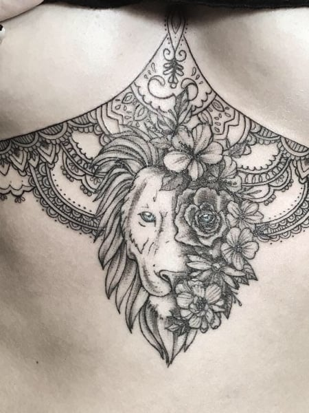 Tatuaje de león debajo del pecho